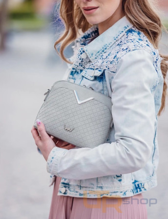 detail FOSSY MINI GREY malá crossbody kabelka s řetízkem