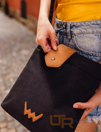 detail VIGO BLACK crossbody kabelka z odolného materiálu